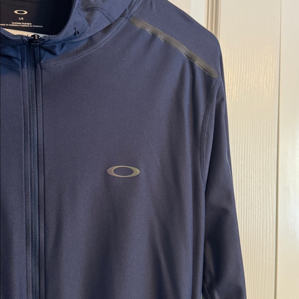 Very nice mens size Large Oakley brand performance full zip hoodie. - Picture 3 of 7